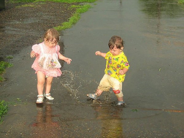 Радостный ребенок в луже