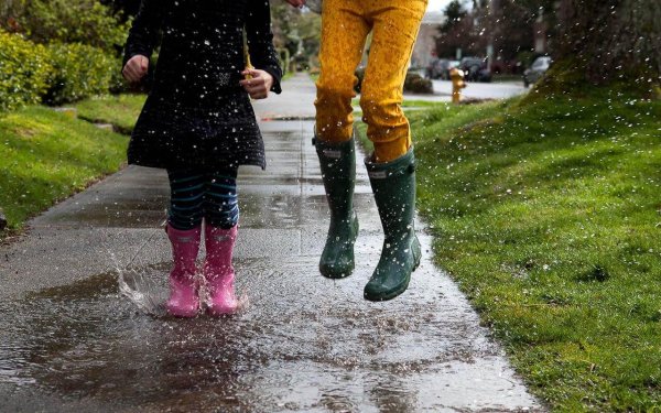 В резиновых сапогах по лужам