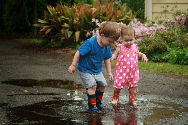 Ребенок прыгает в луже