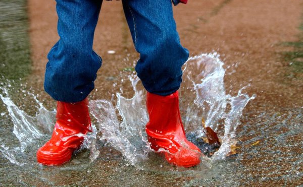 Резиновые сапоги в луже