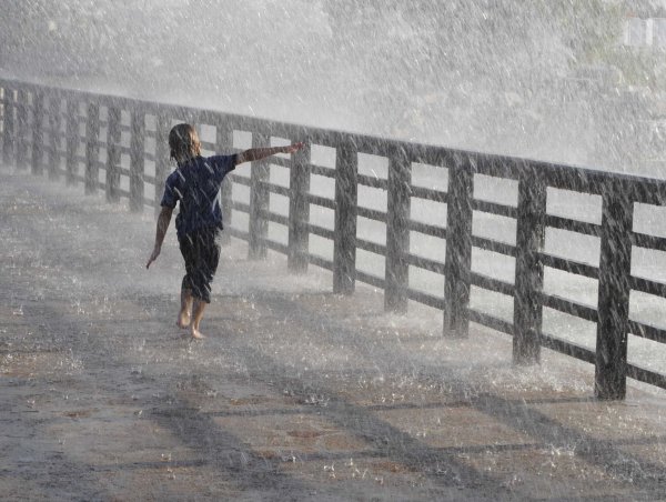 Гулять под дождем
