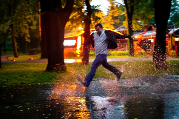 Бегущий человек по лужам