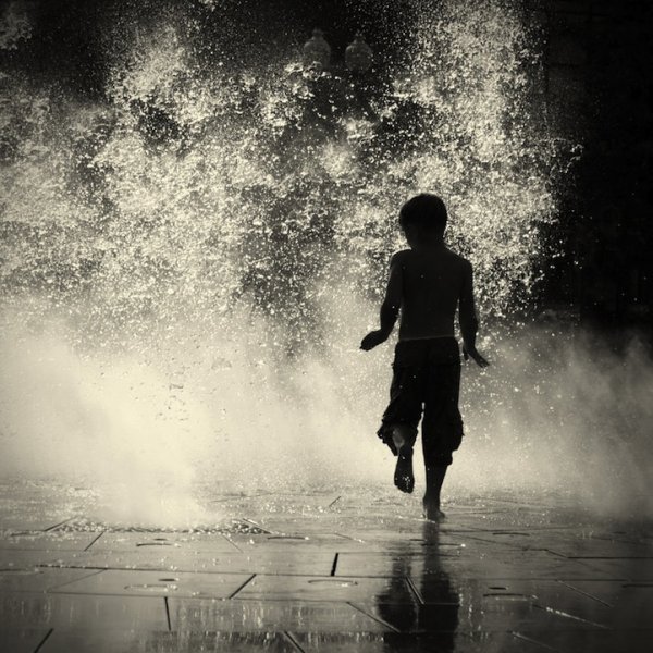 Дети бегут под дождем