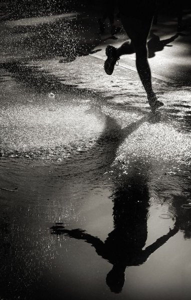 Девушка бежит под дождем