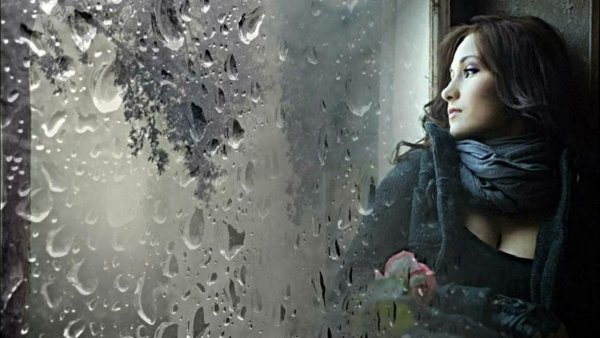 Женщина у окна дождь
