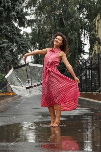 В платье под дождем