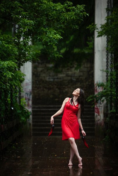 Босая девушка в Красном платье