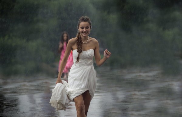 Девушка в платье под дождем