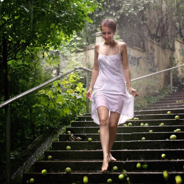 В платье под дождем