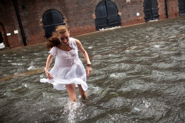 В платье под дождем