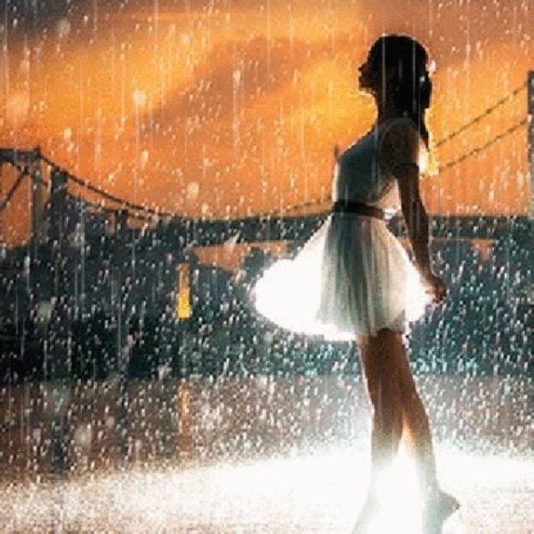 Девушка танцует под дождем