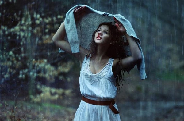 Девушка под дождем