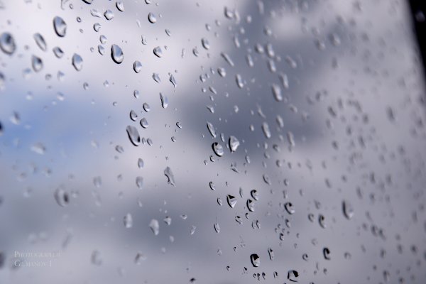 Капли воды на окне