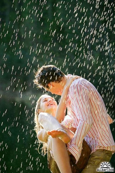 Парень и девушка под дождем