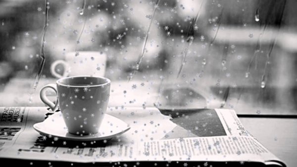 Кофе на фоне дождливого окна