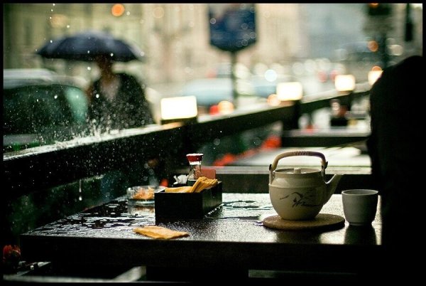 Дождь за окном кафе