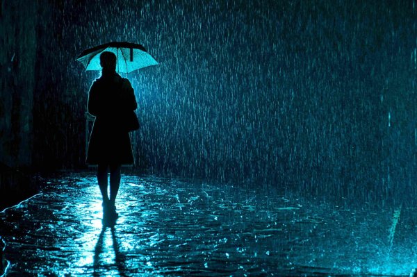 Человек ночью под дождем