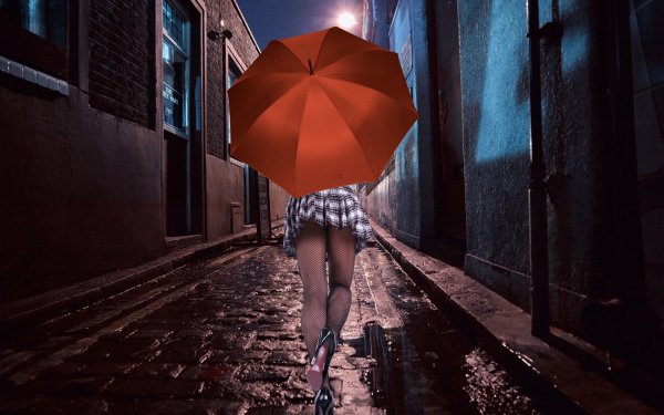 Девушка с зонтом в городе