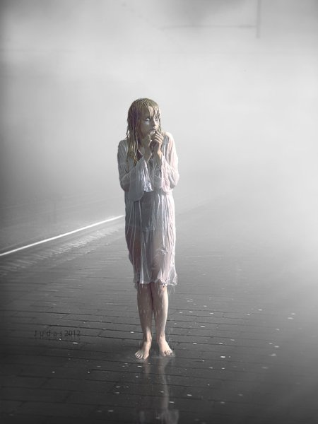 В платье под дождем