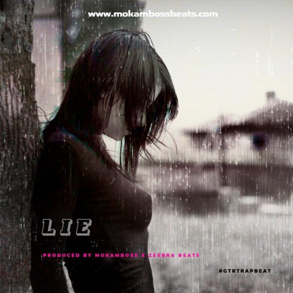 Одинокая женщина под дождем