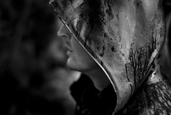 Человек в капюшоне под дождем