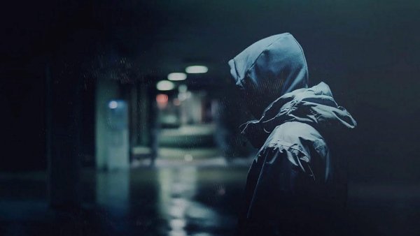 Парень в капюшоне космос