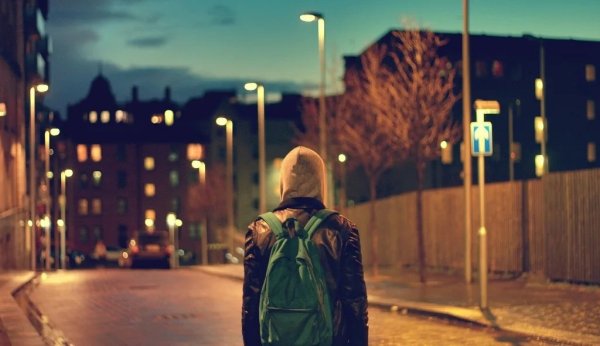 Человек в капюшоне на улице