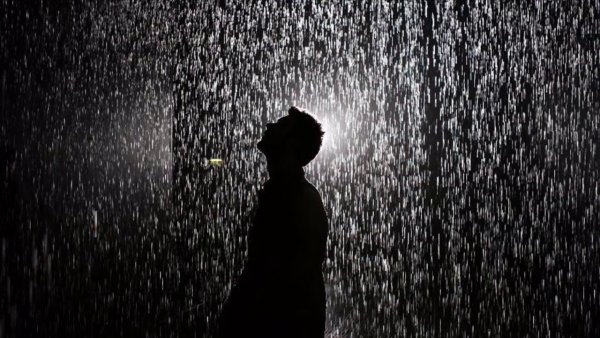 Парень под дождём в капюшоне