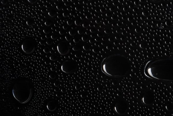 Капли воды на черном