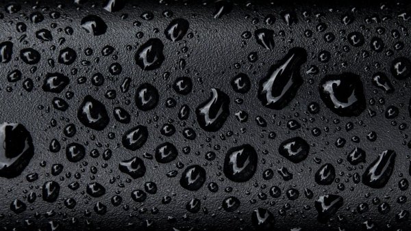 Капли на черной коже