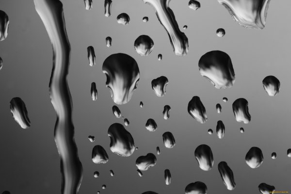 Капли воды на черном