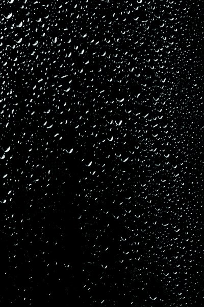 Капли на черном фоне