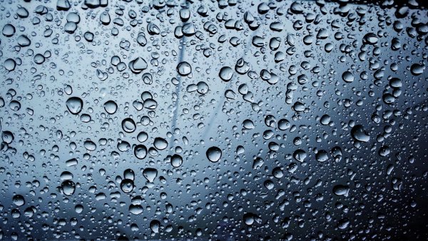 Капли воды на стекле