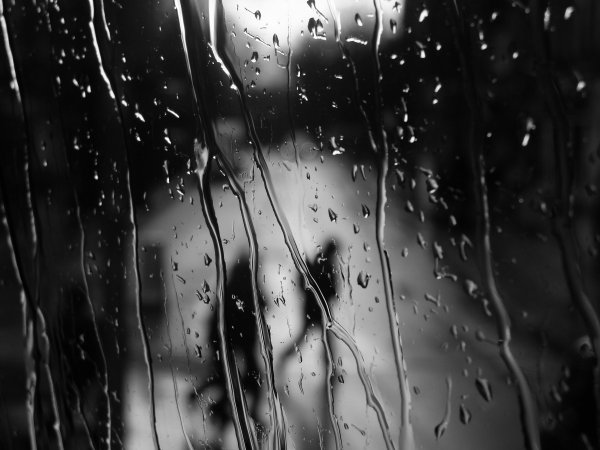 Капли на стекле черно-белое