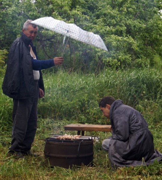 Шашлык под зонтом