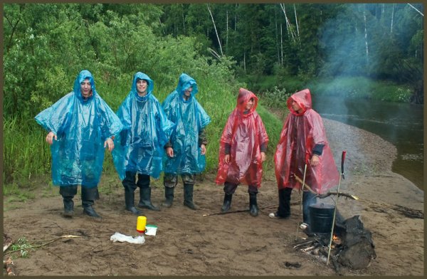 Пикник на природе под дождем