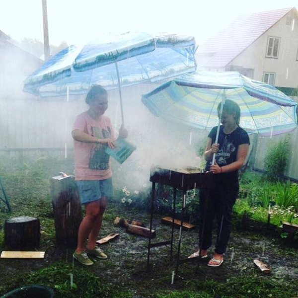 Шашлык на даче в дождь