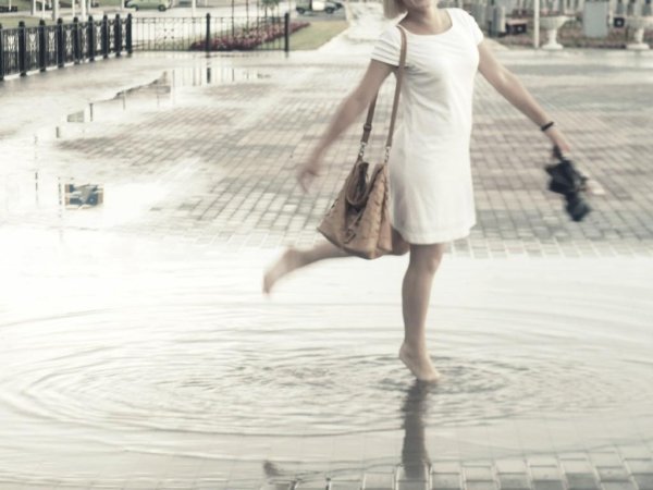Девушка идет по лужам