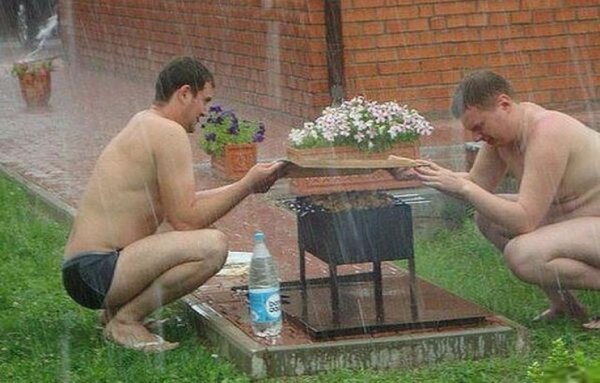 Жарить шашлык под дождем