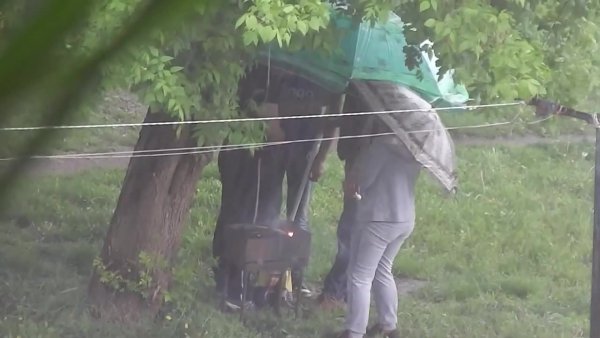 Жарить шашлык под дождем