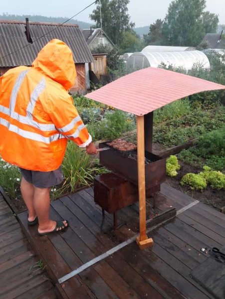 Шашлык на даче под дождем