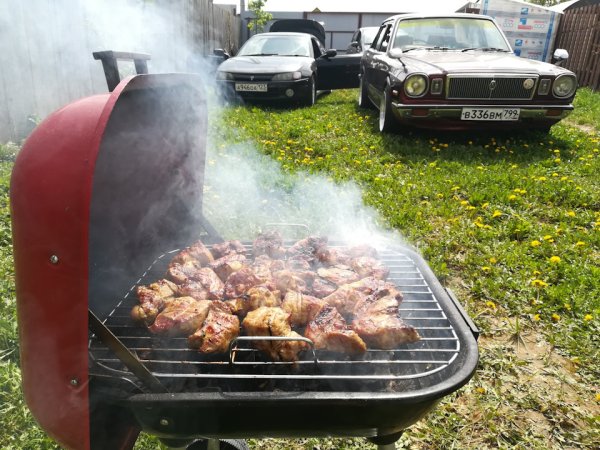 Шашлык на даче в дождь