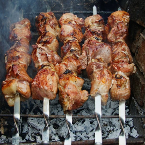 Шашлык на мангале в дождь