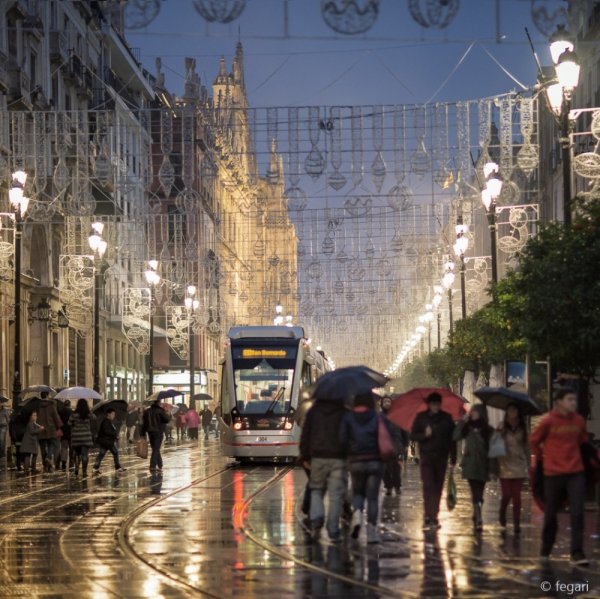 Дождливый город с людьми