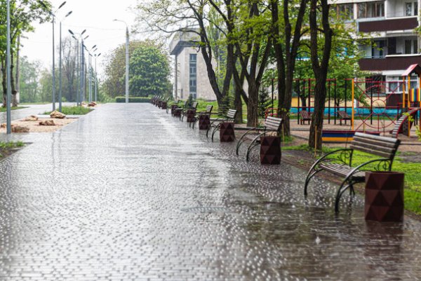 Дождь на детской площадке