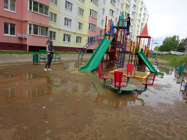 Лужа детская площадка