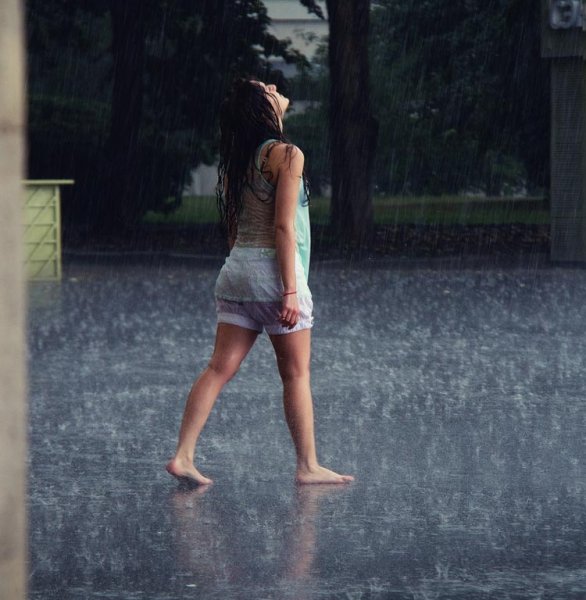 Девушка под дождем