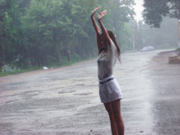 Девушка танцует под дождем без лица