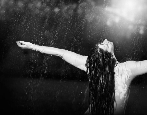 Девушка под дождем без лица