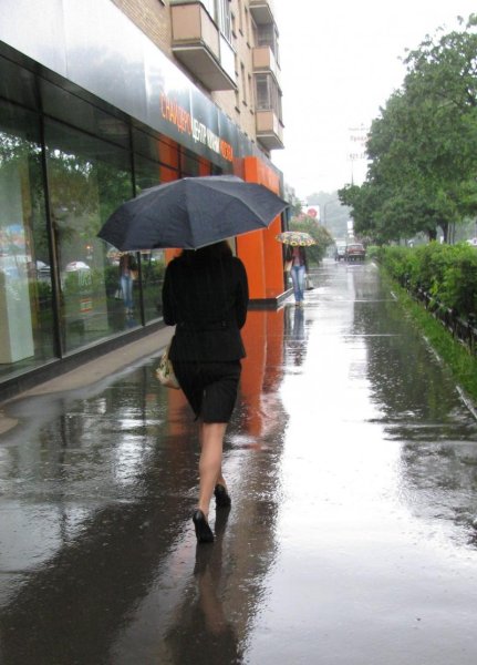 Женщина с зонтиком со спины